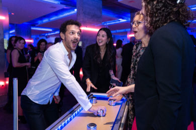 Vincent Dedienne pendant le cocktail de la soirée arthritis